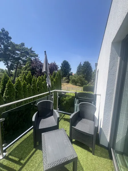 Stilvolle, vollst. renovierte 2-Zimmer-Wohnung mit geh. Innenausstattung mit EBK — photo 1